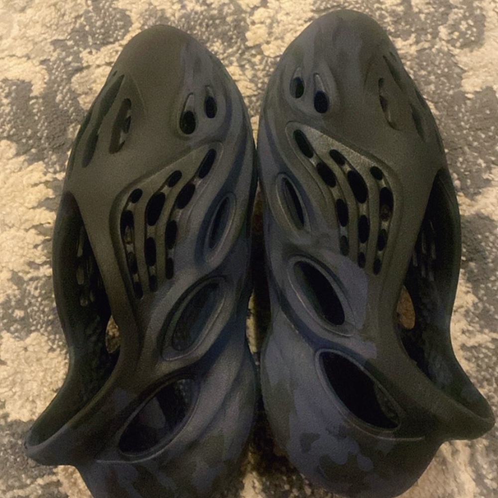 Yeezy Foam Runners Size 10– Dark Gray / Blue Swirl (No Box)